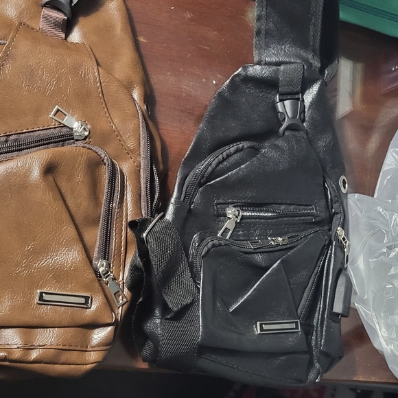 Mens or women chest bag with a charger port on the side - Picture 3 of 3